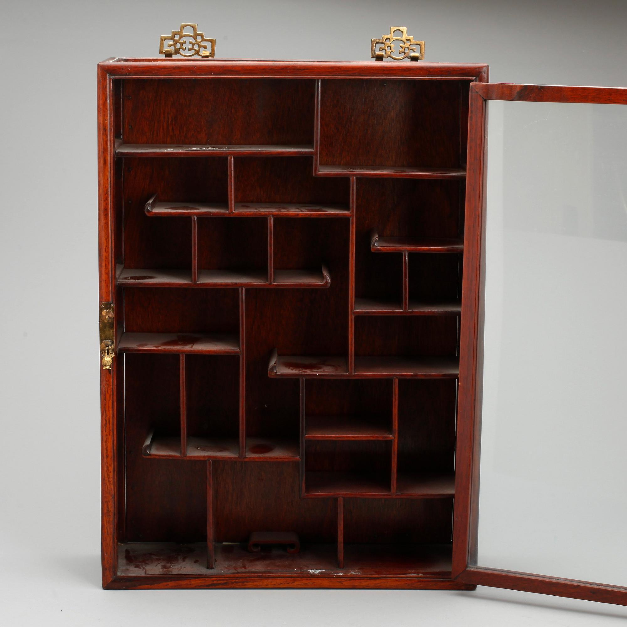 VÄGGVITRINSKÅP, Kina, 1900-tal.