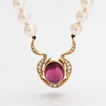 A pearl collier with cultured pearls, 18K gold, diamonds ca. 0.47 ct in total and a tourmaline.