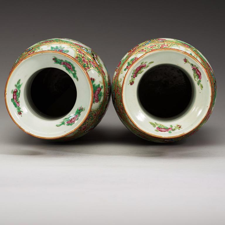 VASER, ett par, porslin. Kanton, Qingdynastin, 1800-tal.