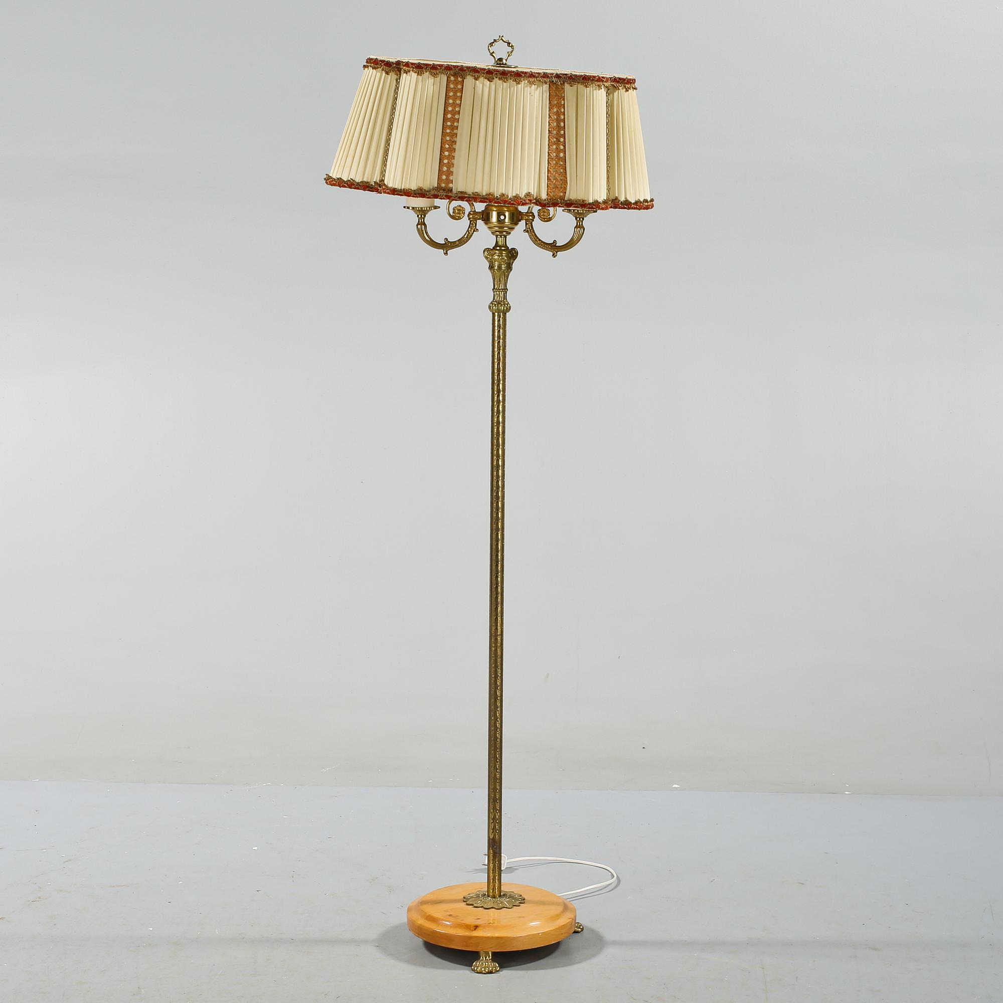 GOLVLAMPA, omkring 1900-talets mitt.