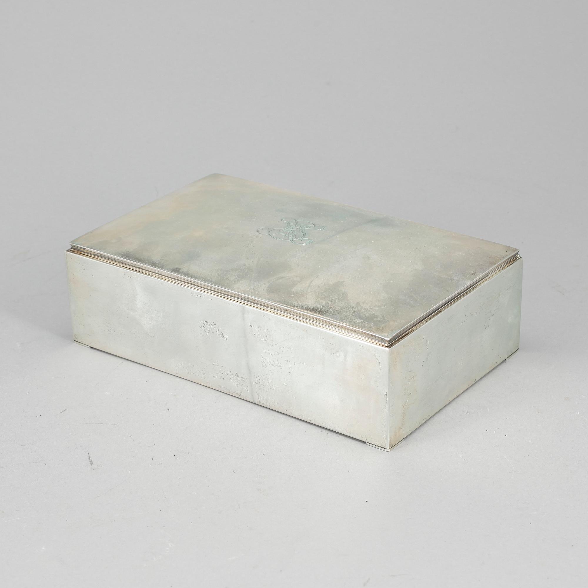 CIGARRSKRIN, silver, 1900-talets mitt. Totalvikt inklusive träinredning 829 gram.
