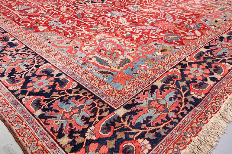 A carpet, semi-antique Heriz, ca 590,5 x 374,5-384,5 cm.