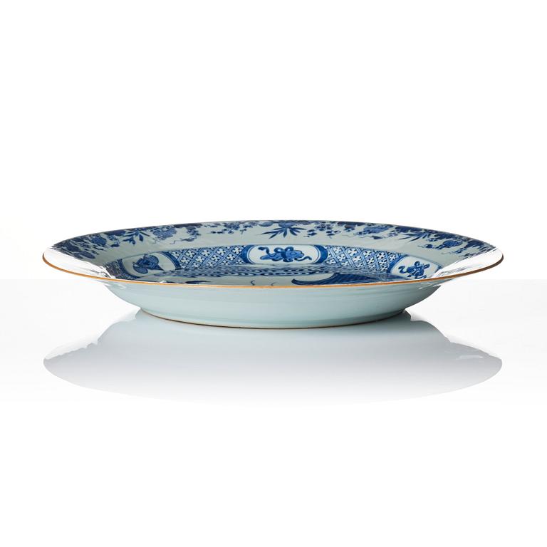 Praktfat, porslin. Qingdynastin, Kangxi (1662-1722).