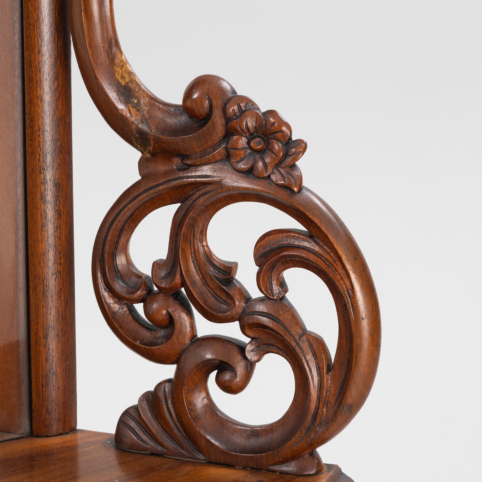 A walnut etagere shelf, late 19th Century. - Bukowskis