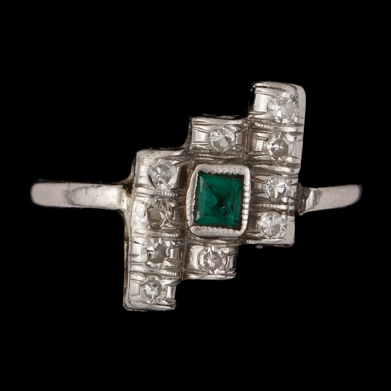 RING, vitguld, diamanter, smaragd, otydliga utländska stämplar. Vikt ca 3 gram.