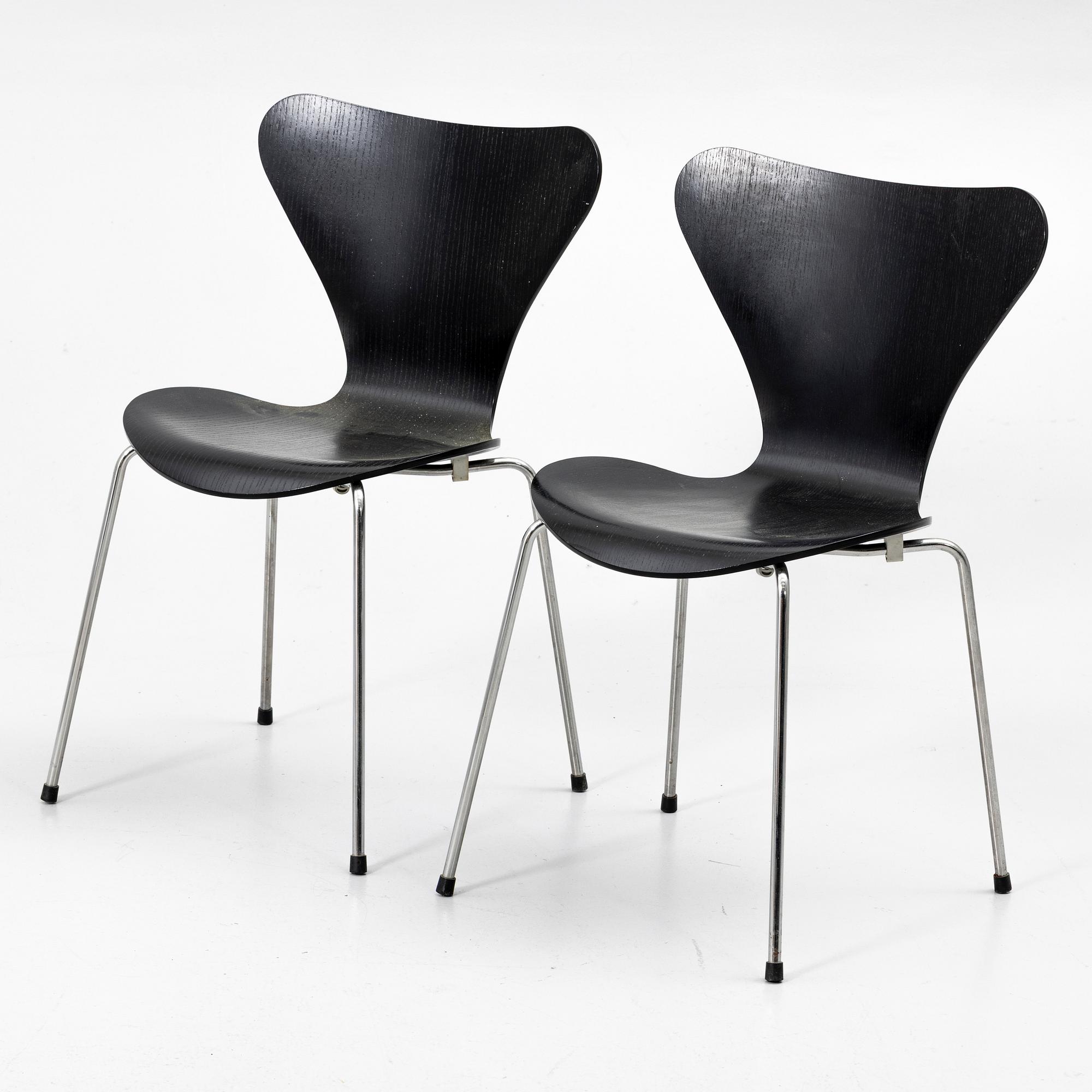Arne Jacobsen, Chairs, a pair, "Series 7", Fritz Hansen, Denmark, 2000s.