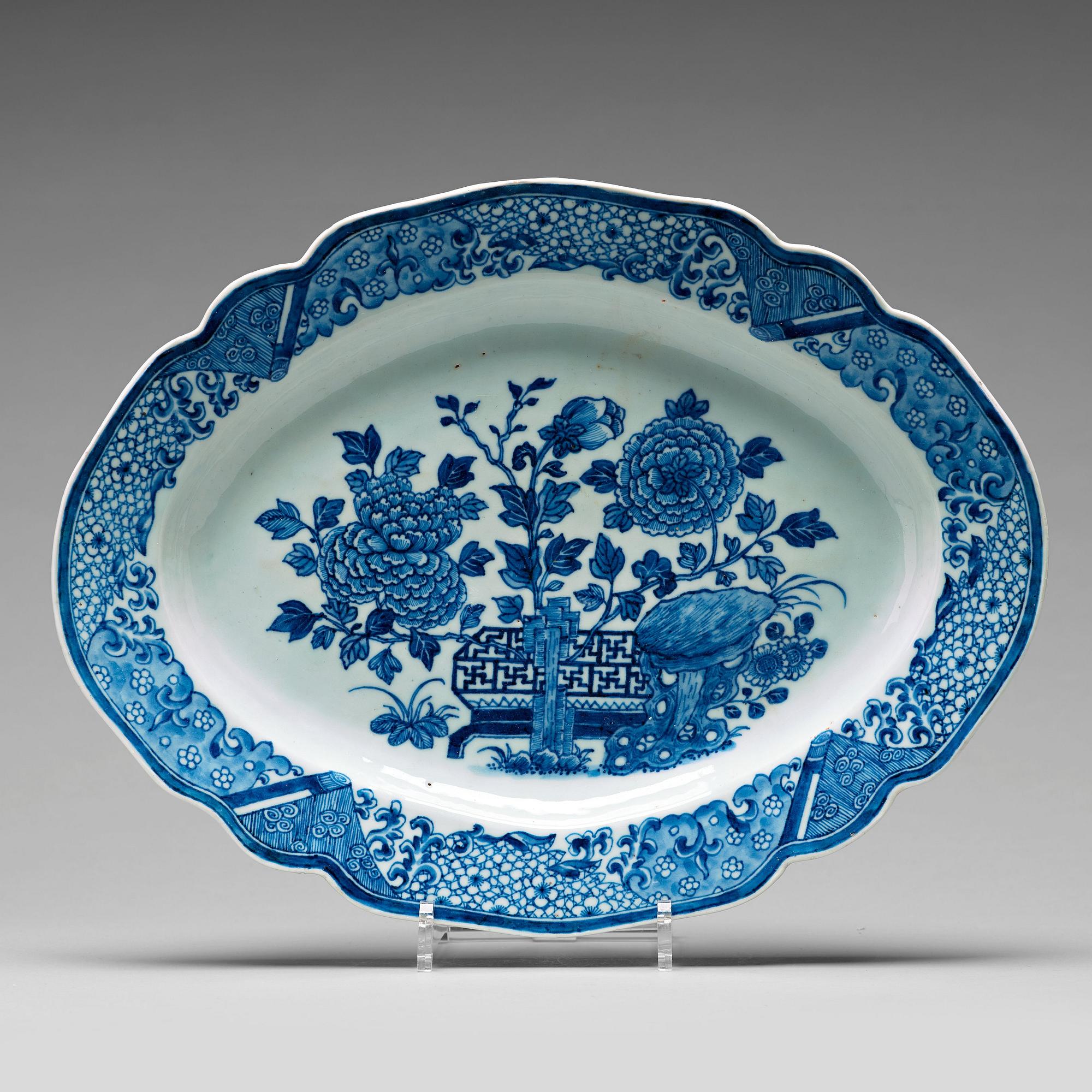 A blue and white serving dish, Qing dynasty, Qianlong (1736-95).