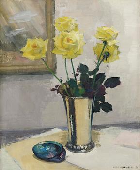 595. Olle Hjortzberg, Yellow roses in a silver vase.
