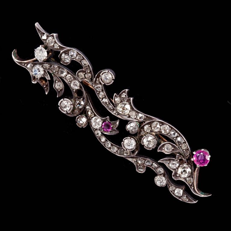 BROSCH, silver med små fasettslipade diamanter. Tidigt 1900-tal. Vikt ca 6 g.