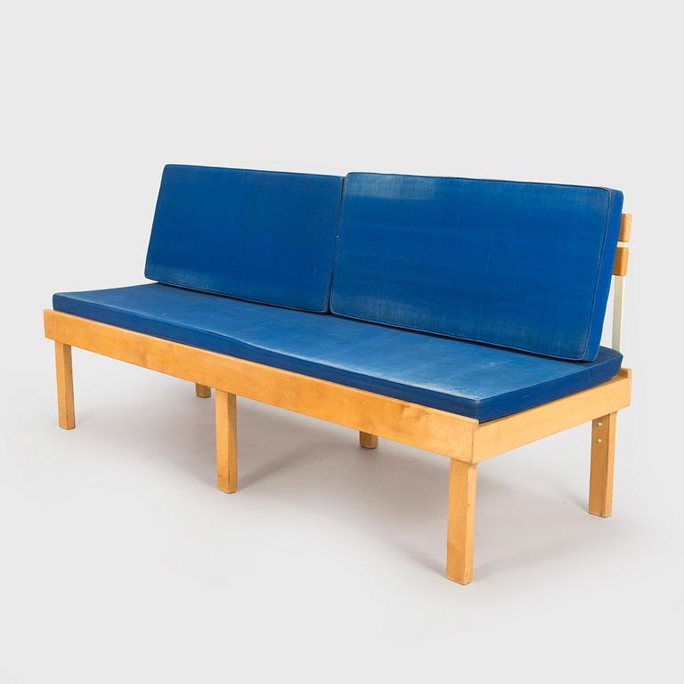 Soffbänk, modell E1295, design Arteks ritkontor, för O.Y Huonekalu-ja Rakennustyötehdas A.B. 1957.
