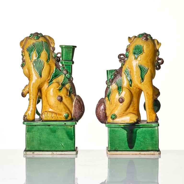 Rökelsehållare, ett par, biskviporslin. Qingdynastin, Kangxi (1662-1722).
