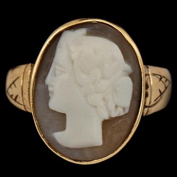 BROSCH, 14k guld samt RING, 8k guld, snäckskalskaméer, 1900-tal, tot vikt 8 g.