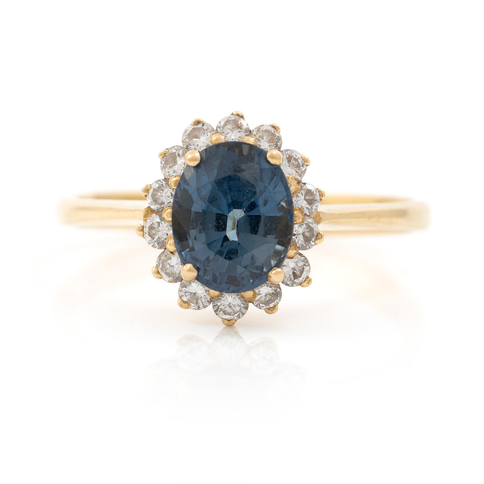 Ring, cluster, 18K gold with sapphire and brilliant-cut diamonds.
