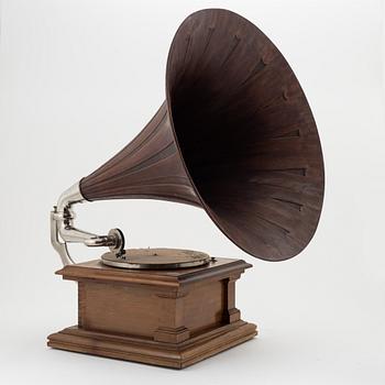 A gramophone, early 20th Century.