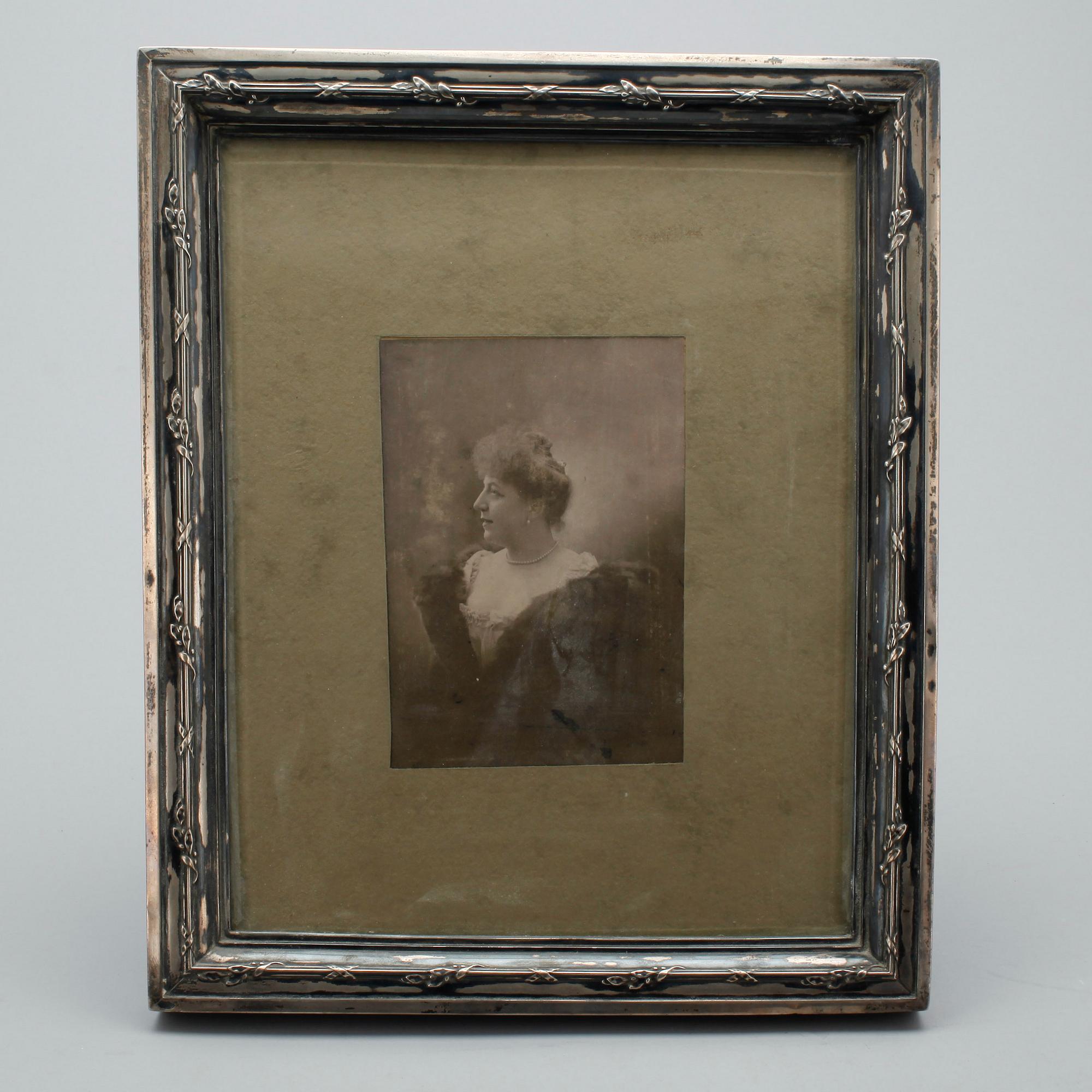 FOTORAM, silver, något otydliga stämplar, troligen Paris, omkring 1900.