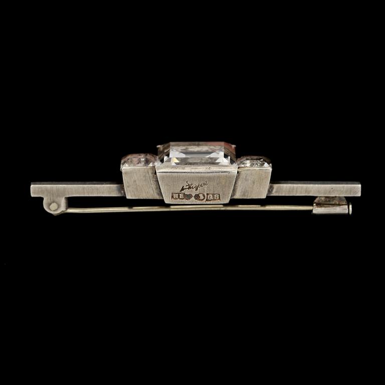 BROSCH, silver och fasettslipad bergskristall, Stigbert, Stockholm, 1942. Vikt 9 g.