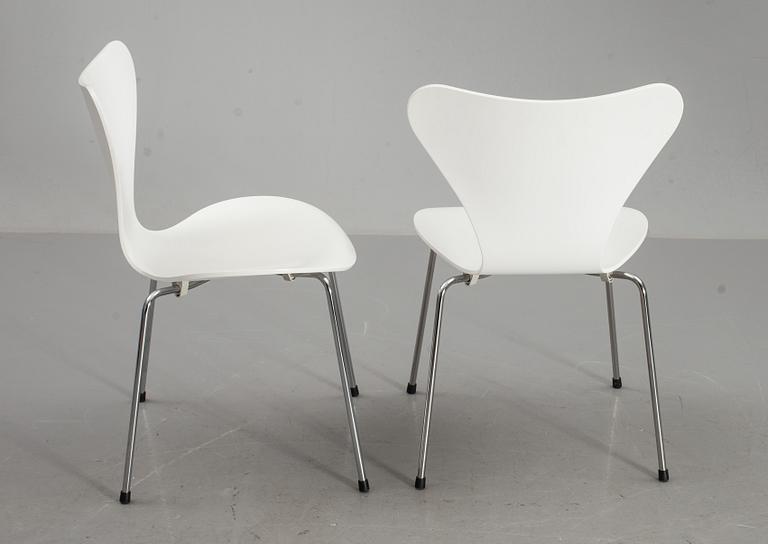 STOLAR, ett par, "Sjuan", Arne Jacobsen, Fritz Hansen, 1900-talets andra hälft.