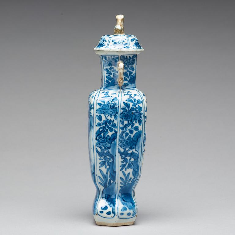 A blue and white vase with cover, Qing dynasty, Kangxi (1662-1722).