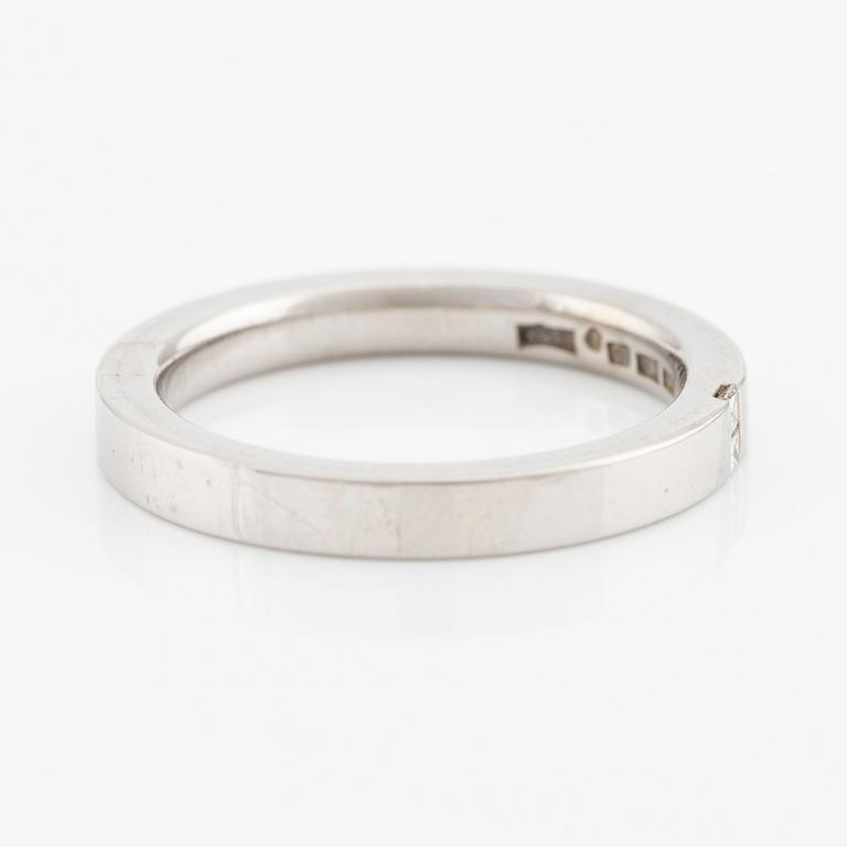 Ring 18K vitguld med prinsesslipade diamanter.