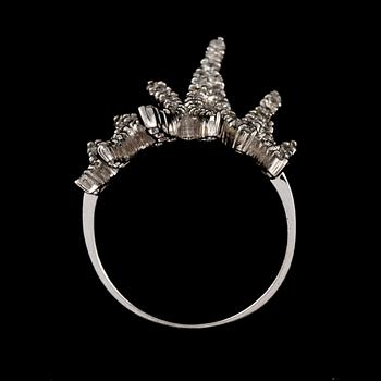 RING, 18k vitguld med 86 briljantslipade diamanter, totalt 1.52 ct. Vikt 9 g.