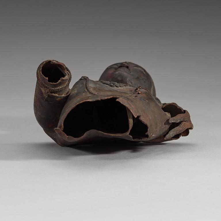 BUDHISTISK GUDOM, koppar, fragment. Troligen Dolonnor/Inre Mongoliget 17/1800-tal.