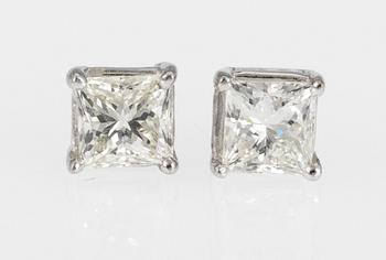 507. A pair of princess cut earstuds, each app. 0.60 cts.