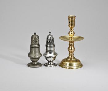 LJUSSTAKE SAMT SOCKERRUSKOR, ett par, mässing resp tenn, 1700/1800-tal.