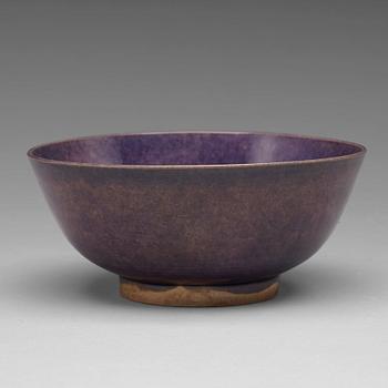 779. A purple bowl, Qing dynasty, 17th Century with Hongzhis six character mark.