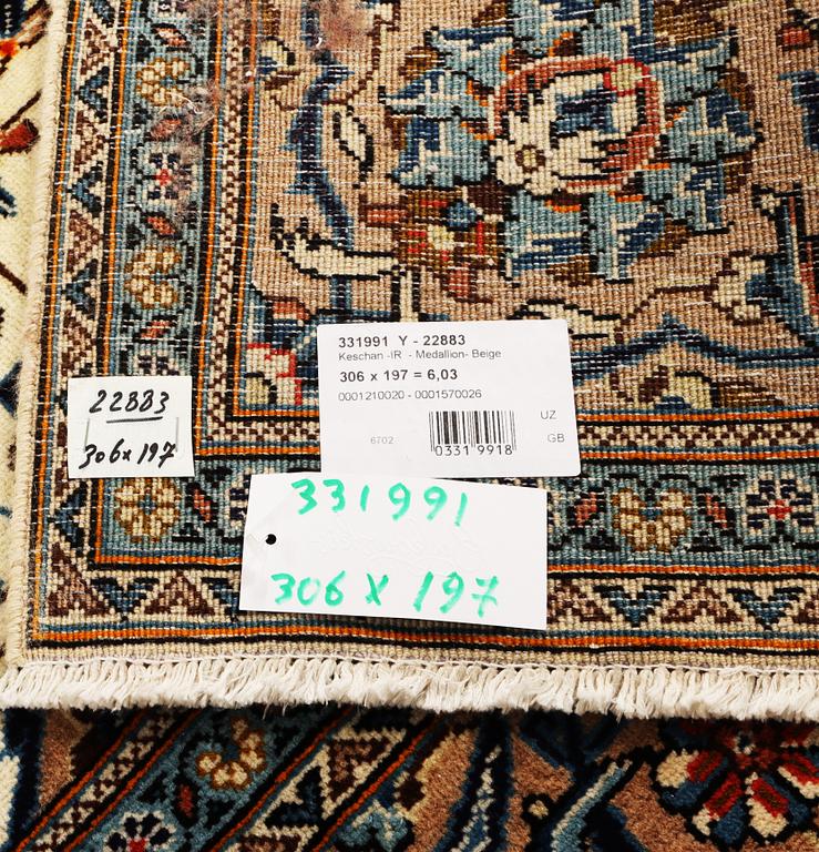 A Kashan carpet, a. 306 x 197 cm.