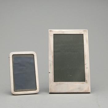 RAMAR, 2 st, silver, bland annat CG Hallberg, Stockholm 1918. Vikt totalt (inkl ramar samt mindre bakstycket) ca 128 g.