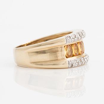 Ring, 14K guld med små diamanter och gula färgade stenar.
