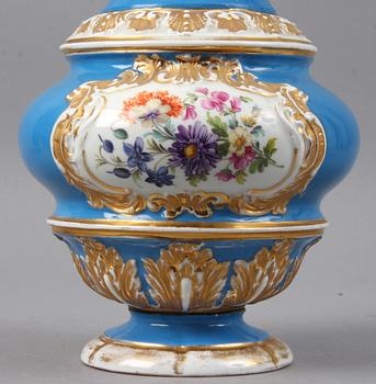 HÄNKELURNA, porslin, Meissen, 1800/1900-tal.