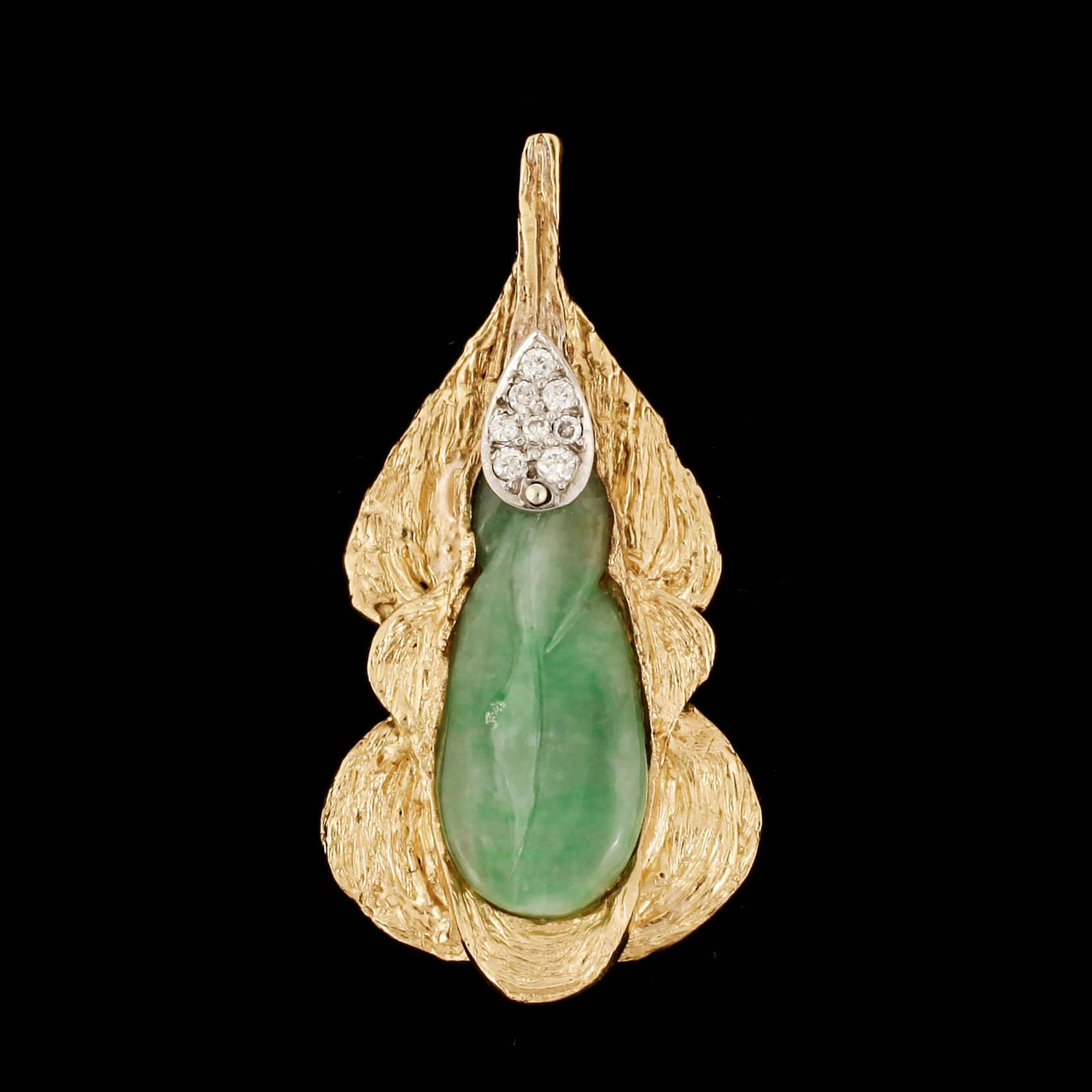 HÄNGE, guld, jade, åtta briljantslipade diamanter, otydliga utländska stämplar. Vikt ca 5,5 gram.