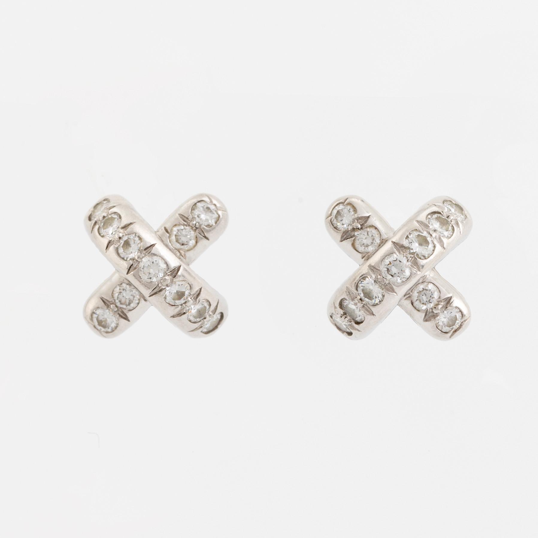 Tiffany & Co, Örhängen, ett par, platina och briljantslipade diamanter.