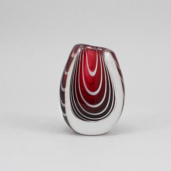 VAS samt OBJEKT, glas, Vicke Lindstrand, Kosta, 1900-talets andra hälft.