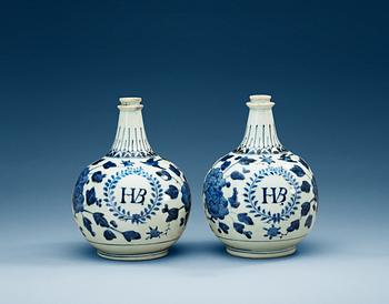 1590. A pair of Japanese blue and white bottles, Edo period (1603-1868). Tokugawa.