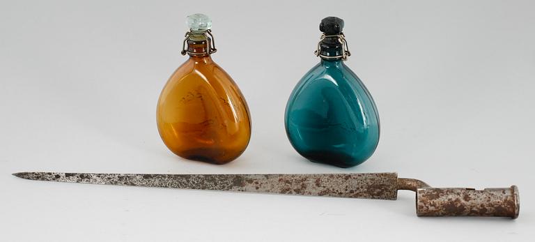 FLASKOR, 2 st, brunt och grönt glas, 1800-tal samt BAJONETT.