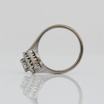 RING, 18K vitguld och briljantslipade diamanter, tot ca 0,98 ct, Åhlén & Samuelsson, Stockholm, 1966. Vikt ca 4,07 g.