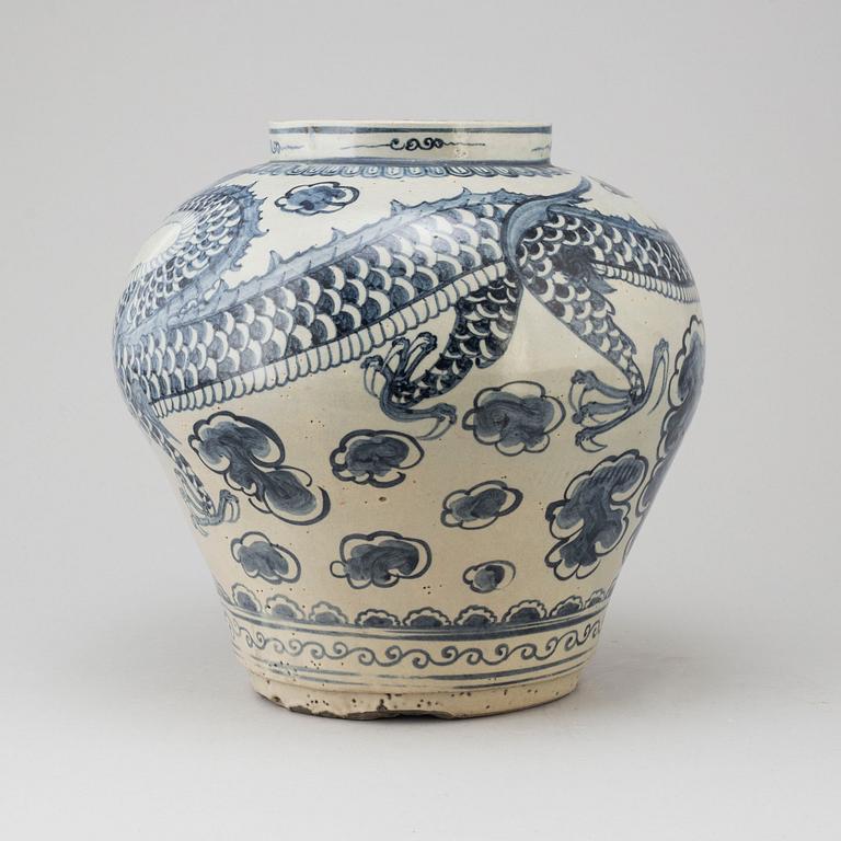 A blue and white ceramic pot, Korea, 20th century.