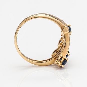 An 18K gold ring with diamonds ca. 0.07 ct in total and sapphires.