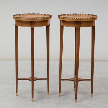 SALONGSBORD SAMT LAMPBORD, ett par, Sengustaviansk stil, tidigt 1900-tal.