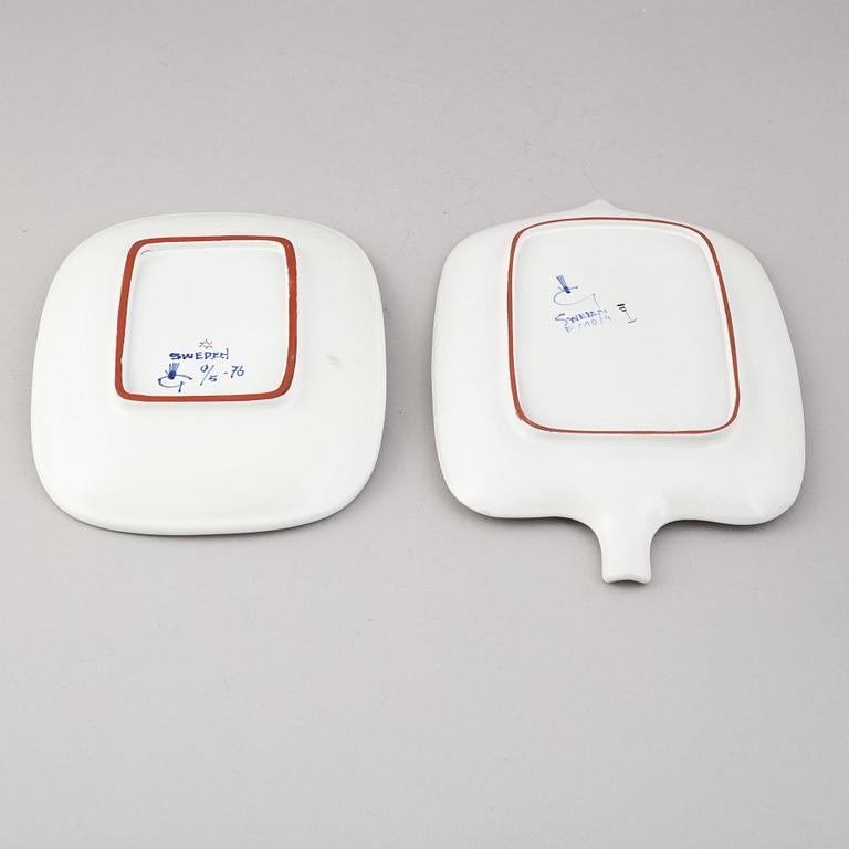 Stig Lindberg, two eathenware dishes and a vase, Gustavsberg Studio.