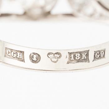 Ring, CG Hallberg, 18K guld med en rund briljantslipad diamant och åttkantslipade diamanter.