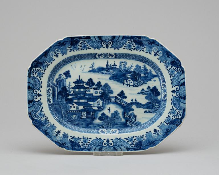 A blue and white plate. Qing dynasty, Qianlong 1736-95.