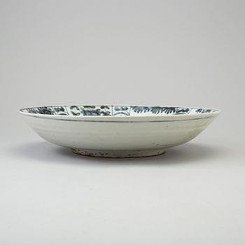 A larhe blue and white dish, Swatow, Ming dynasty (1368-1644).