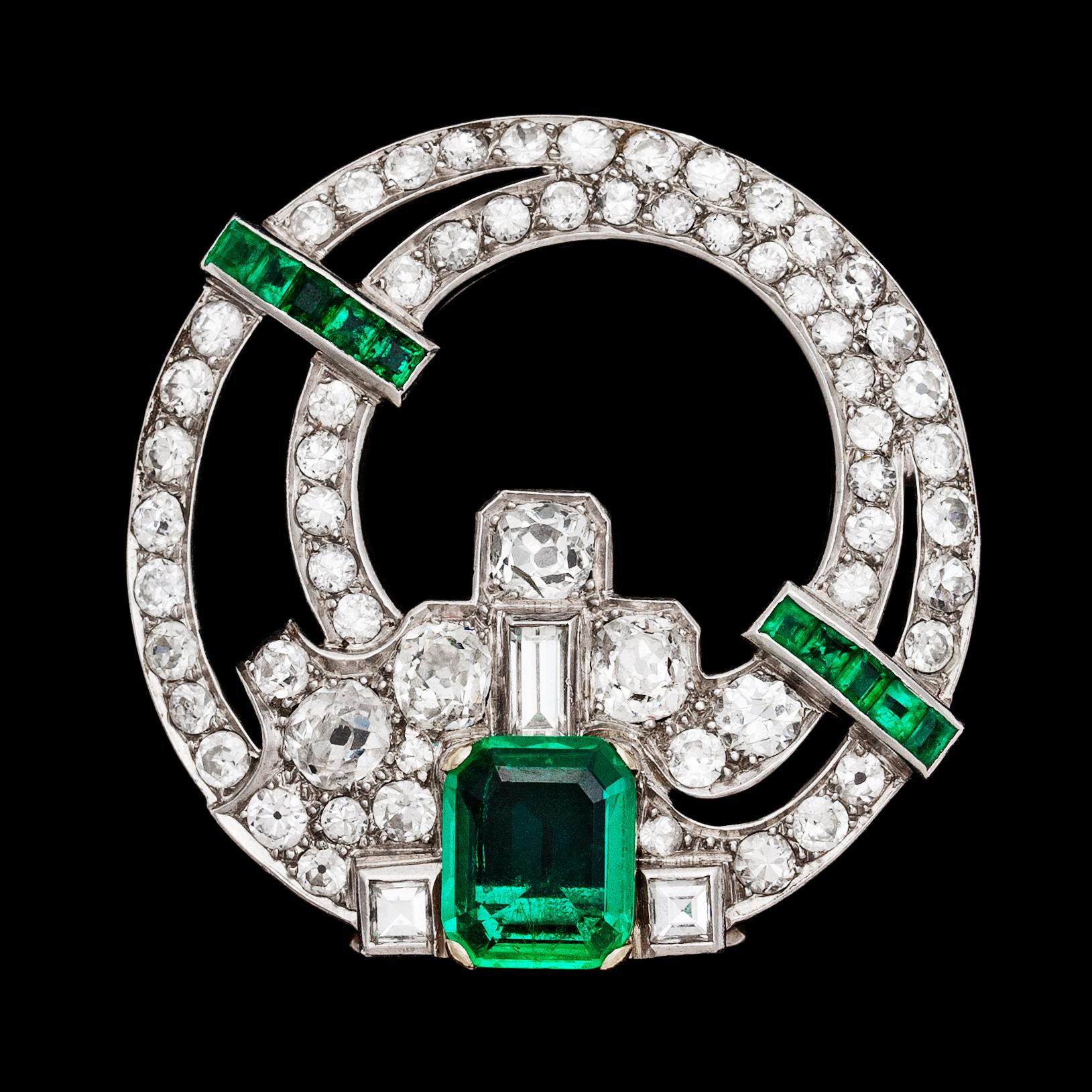 BROOCH, columbiansk smaragd, ca 2 ct, och antik- och baguettelslipade diamanter, tot. ca 4 ct. Art Deco, 1930-tal.
