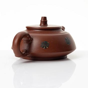 Fan Jianjun, A yixing teapot, China, 1990s.