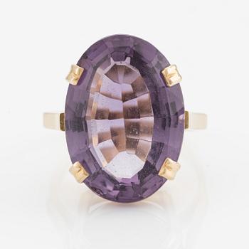 Ring in 14K gold with an oval amethyst, Larsen & Borker.