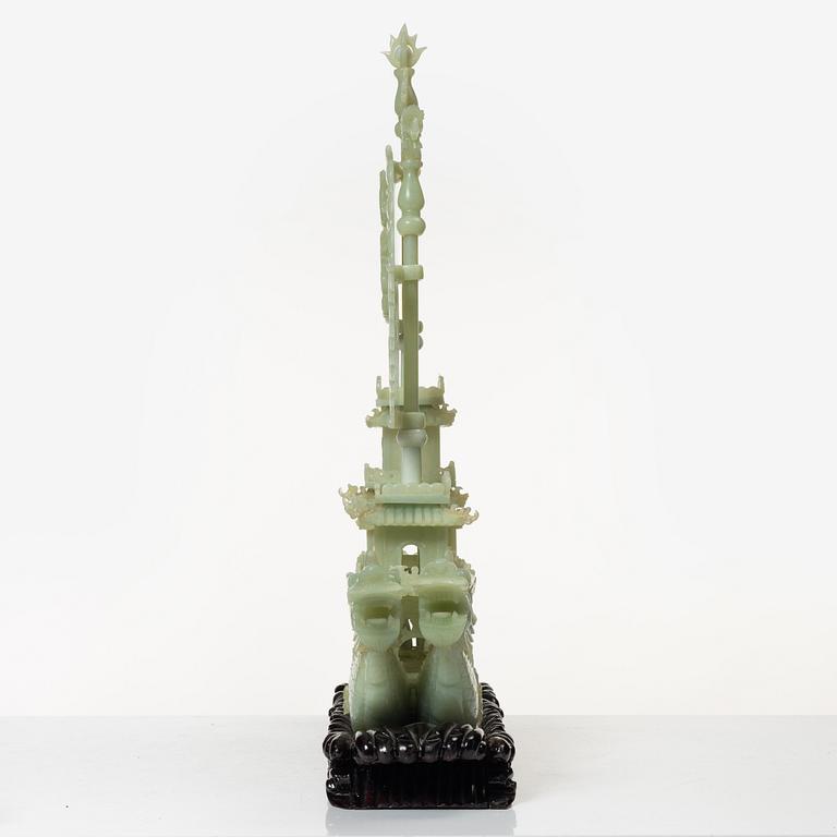 Skulptur, i form av fartyg, grön sten troligen bowenit, Kina, 1900-tal.