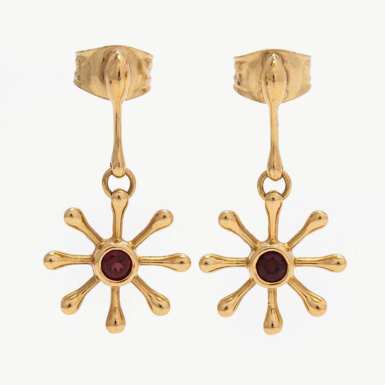 Kirsti Doukas, korvakorut, "Pohjantähti", 18K kultaa ja granaatti. Kalevala Koru, Helsinki.